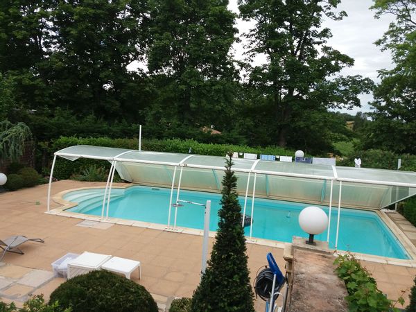 Grande chambre et salle de bain dans maison avec piscine