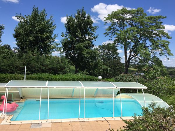Les deux  chambres privées et leur salle de bain