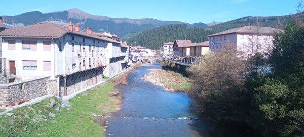 Appartement situé dans un village basque au charme rural et doté de services avec vue sur le Gorbea.