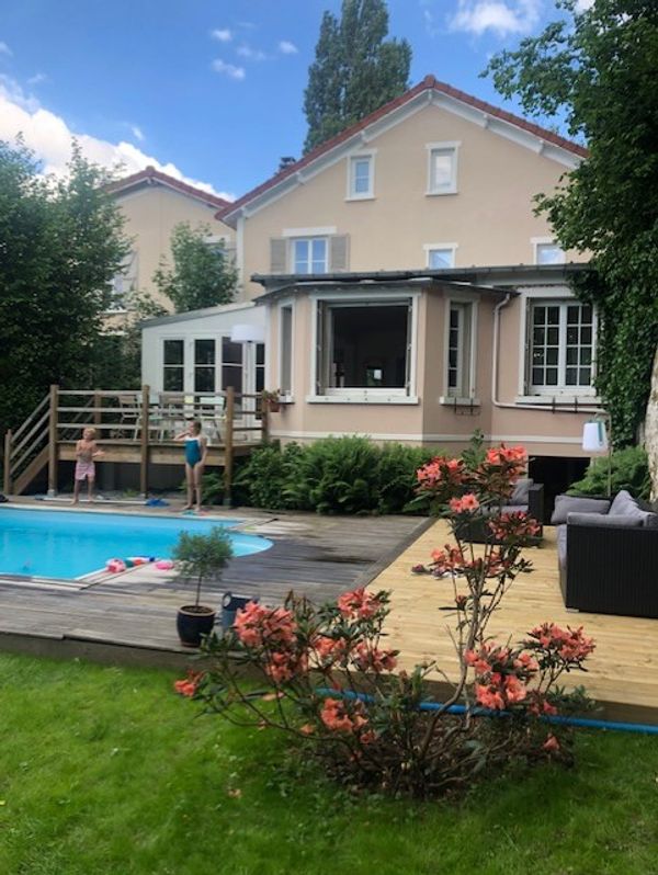 Maison avec piscine au coeur d'un village vert (proche Versailles)