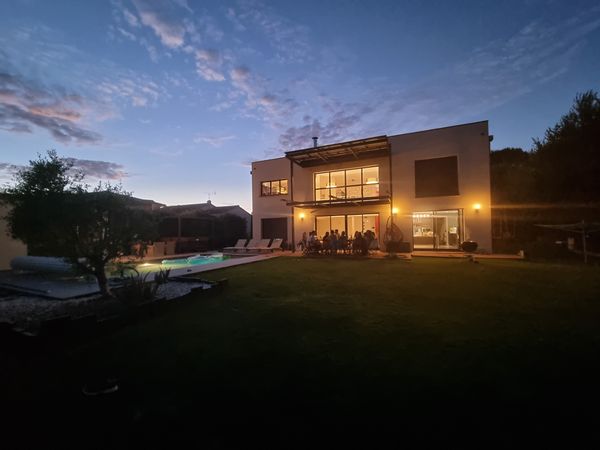 Maison moderne et chaleureuse avec piscine et spa