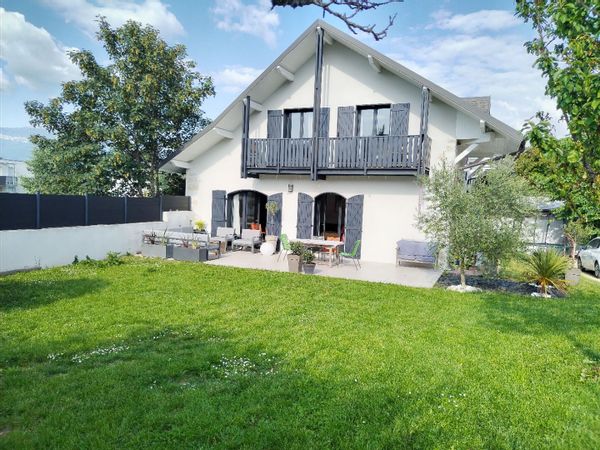 Grande ferme rénovée à 5 minutes de Chambéry. Piscine
