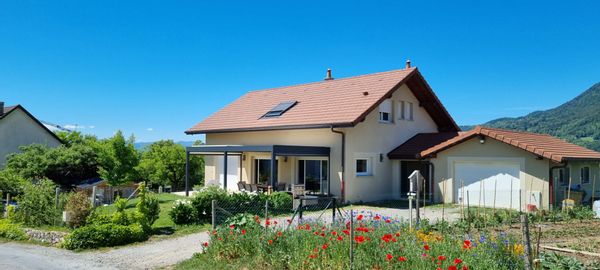 Notre maison dans les Alpes en Haute-Savoie à la campagne entre lacs et montagne