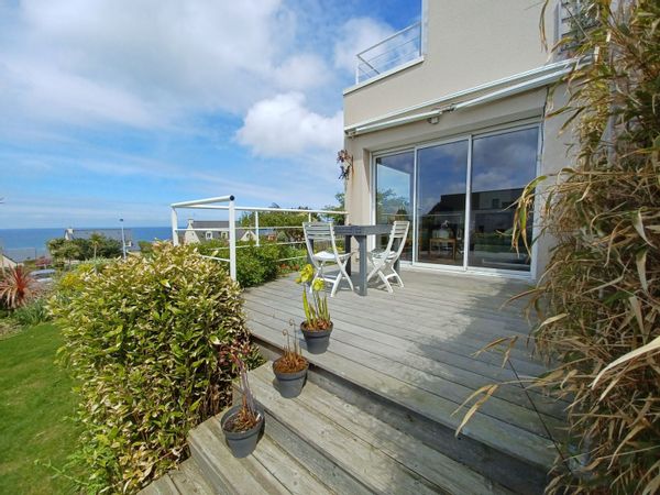 Maison moderne et confortable avec très belle  vue sur la mer. 2 nuits minimum. Ni juillet ni août