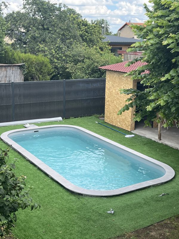 Maison rénovée avec grand jardin et piscine  idéalement située en France