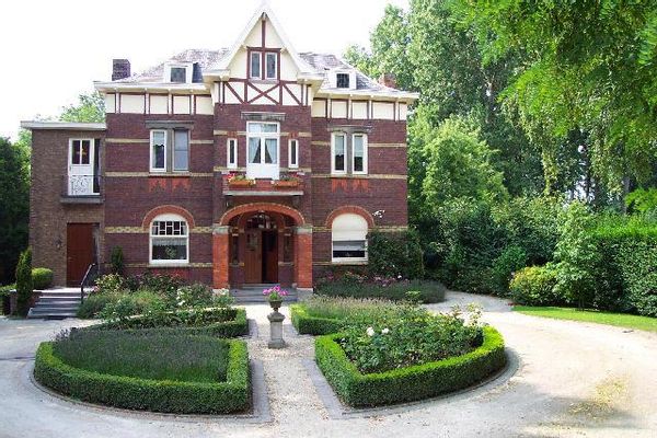 Manoir de 1930 avec un beau jardin
