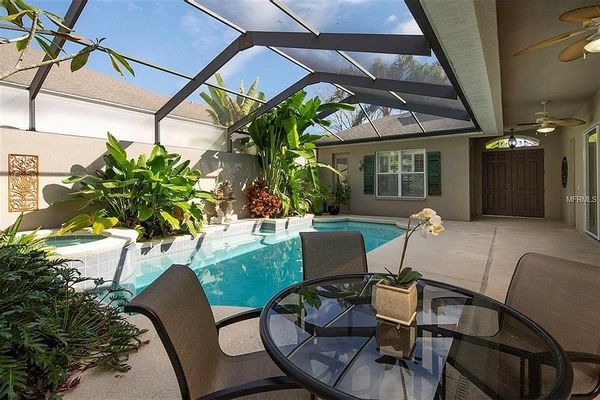 Beautiful cabana style house with pool / hot tub in a beautiful golf course community