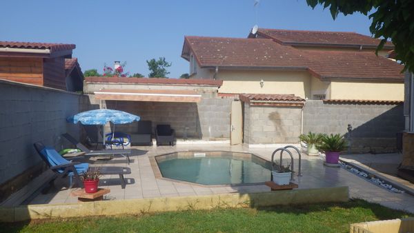 maison familiale avec jardin et piscine proche de Lyon