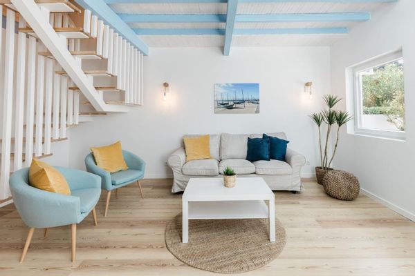 Superbe maison 3ch, 100m plage Costa da Caparica. Refaite à neuf, clim, jardin, BBQ. 15min Lisbonne.