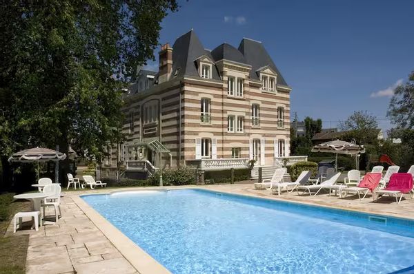 Appartement moderne et tout confort, au cœur du centre ville de Cabourg, à deux pas de la mer.