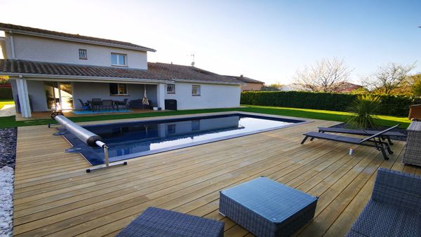 Maison familiale avec jardin et piscine : calme, détente. Proche Toulouse.