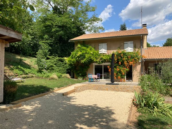 Aux portes de Lyon dans les Monts D’Or Maison dans un environnement  de verdure à 10 mn de Lyon