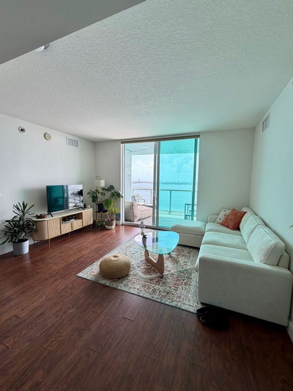 Waterfront 2 bedroom apartment in central Miami