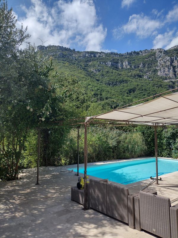 Studio neuf au cœur de la forêt avec accès privé à la rivière du Loup et piscine.
