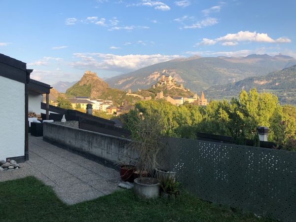 Maison située dans les beaux quartiers de SIon avec une vue imprenable sur les châteaux