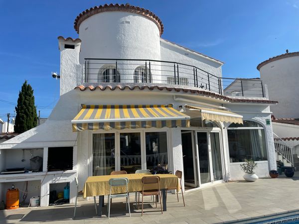 La maison de Nathalie au bord de l'eau avec ponton privé secteur privilegié sur la costa brava