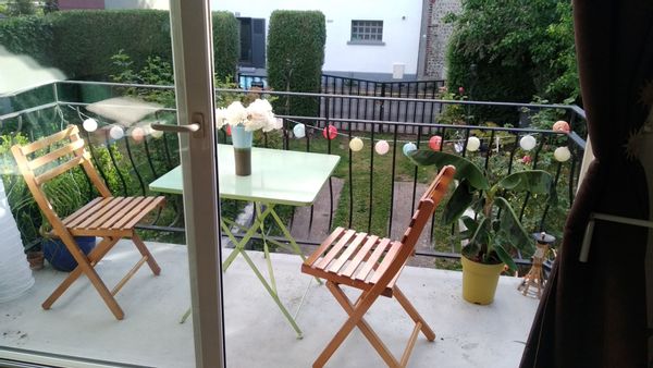 Chambre privée dans petite maison proche Rouen jardin verdoyant plat tout autour de la maison et très calme