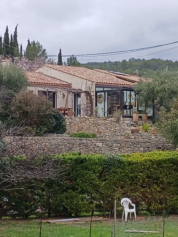La maison principale. Elle est en rez de chaussée lumineuse et ensoleillée. Proche de la nature.