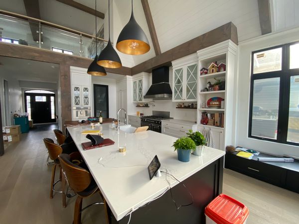 Maison neuve de type farm house urbaine , situé sur le bord de l’eau dans un village très relax , maison de très haute gamme ,  la vue sur le bord du fleuve St Laurent est à couper le souffle!