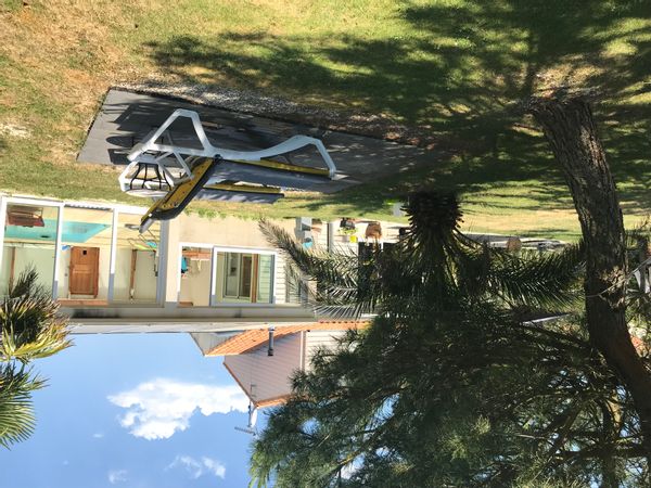 Grande maison au calme avec piscine couverte.