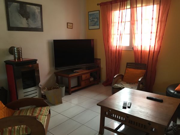 Chambre pour deux personnes disponible dans villa avec piscine
