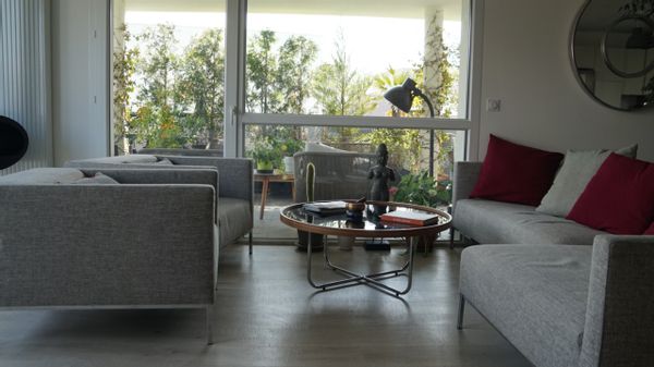 Appartement moderne et lumineux de 3 chambres à coucher avec grande terrasse, à 15 min de Genève