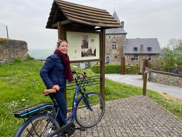 Splendide cottage dans une ferme-château en Famenne à 10’ de Givet, un cottage pour 12 personnes entièrement équipée pour passer un moment agréable à la campagne. Vous apprécierez le calme des lieux, le feu de bois de la grande cheminée, les soirées billard ou kicker et le jeu de boules en été. Pour les sportifs, une salle de sport et une cabine infrarouge. www.Sevry.be