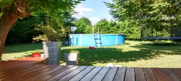 Intimité et détente en bord de ville (Dordogne)
