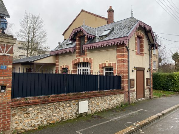 Au coeur du parc régional du perche. Randonnées, vtt, rivière l’huisne... le tout à 1h30 de Paris, 1 h des châteaux de la loire. Notre maison est à 5mn de la gare!