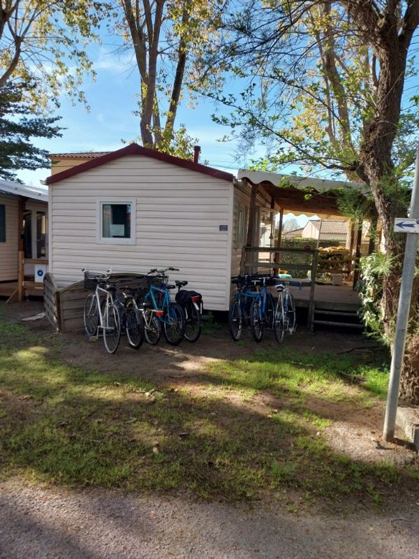 Le mobilhome cimatise de CJZ Grau du Roi est idéalement situé dans un camping 5* avec  mer a 400m