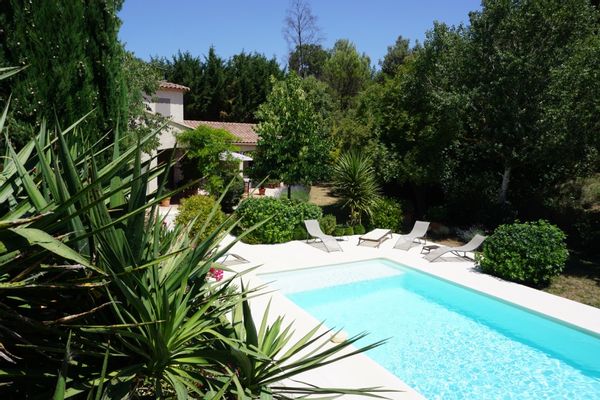 En provence, entre mer et Luberon, jolie villa avec jardin paysagé, piscine, climatisation