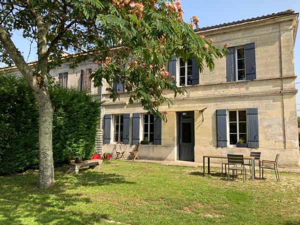 Belle maison ancienne et grand jardin à 30 minutes de Bordeaux et Saint-Emilion