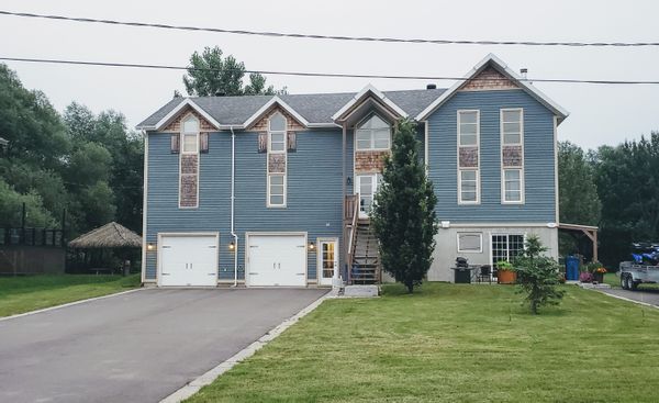 La grande maison bleue au bord du St-Laurent