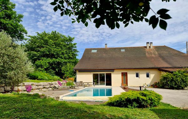 Chambre donnant sur le salon billard et sur la terrasse piscine