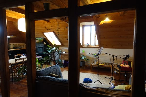 Bel appartement sous les toits, tout en bois. Ville classée à l'Unesco. La montagne et lac.
