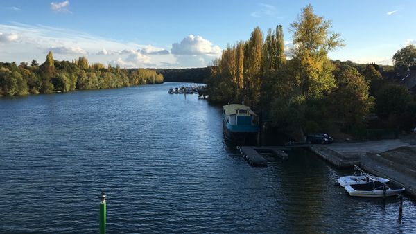 Une péniche bleue