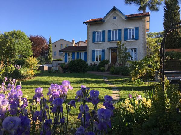 Recherche maison bord de mer- face au Beaujolais, prox Lyon avec vue sur la Saône, jacuzzi et sauna