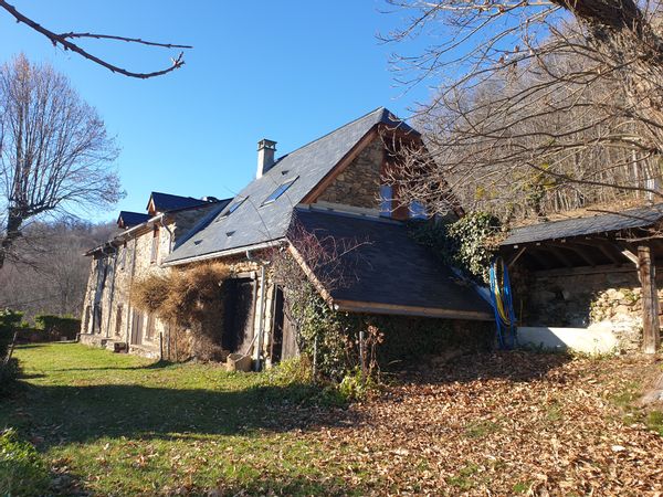 Maison ancienne en pleine nature Pyrénées
