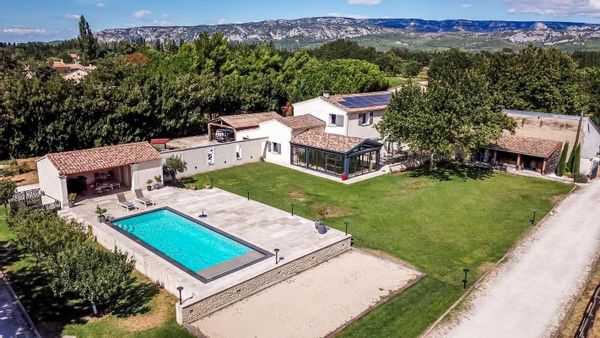 Mas rénové dans les Alpilles
