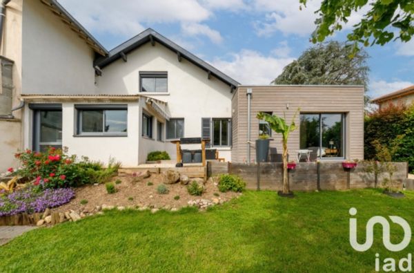 Charmante maison familiale avec jardin, piscine et chat accueillant – à 25 min de Lyon