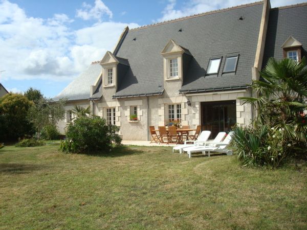 Chambre d'hôtes avec sauna donnant sur terrasse ombragée, accès cuisine et séjour.