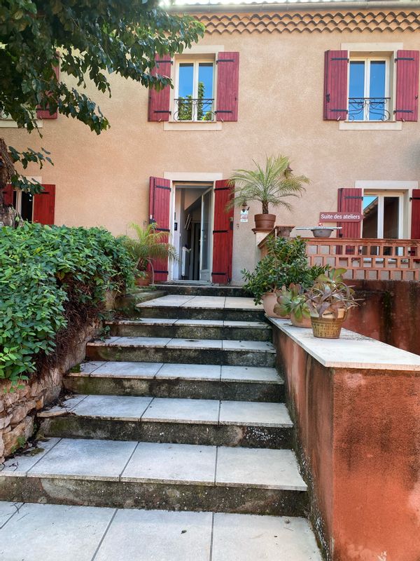 Dans la campagne aixoise chère à Cézanne, maison dans une ancienne tuilerie provençale.