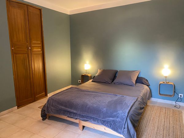 Grande chambre privée dans une maison provençale