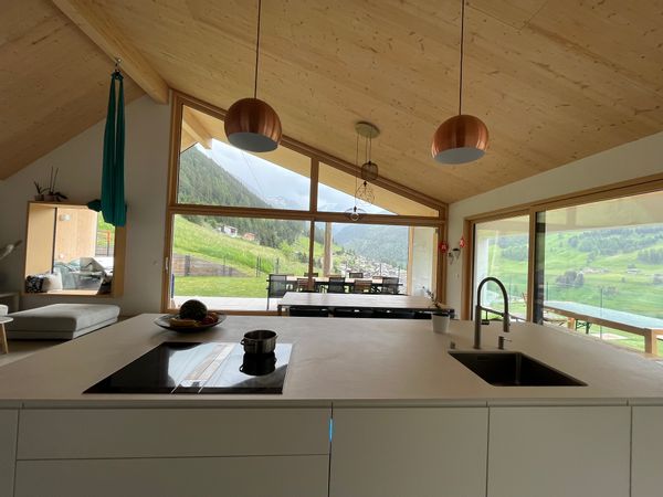 Maison avec vue à couper le souffle dans les alpes suisses