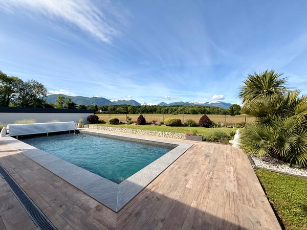 Maison récente avec piscine au sel, vue panoramique sur les Pyrénées