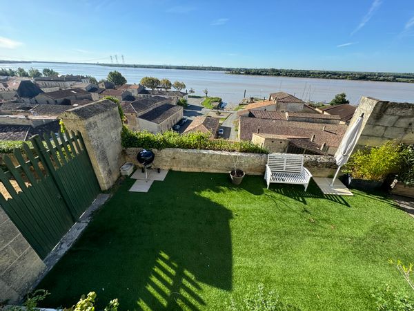 Maison spacieuse, proche Bordeaux, au coeur du village de Bourg