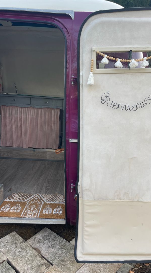 Caravane vintage année 60 repimpee