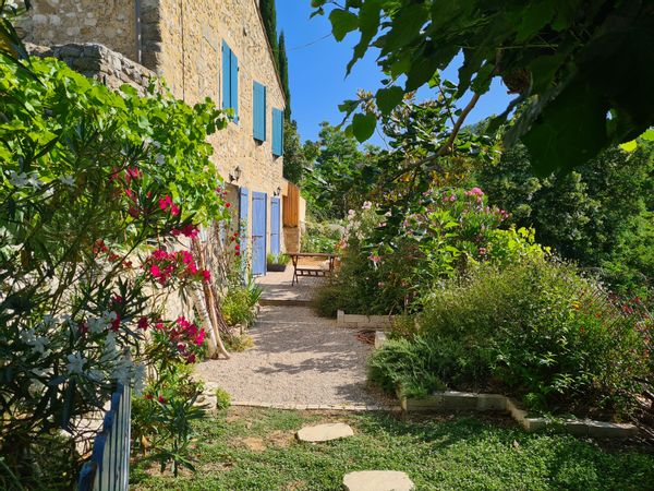 Maison en pierre dans un petit village dromois