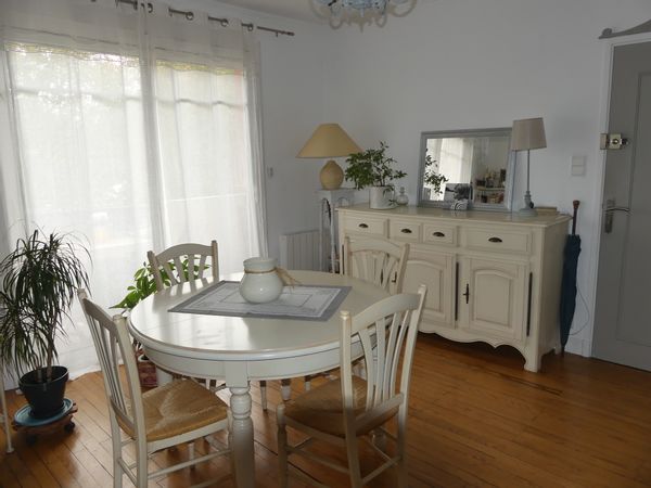 La maison de Nicole Appartement confortable dans un quartier calme situé dans une petite ville.