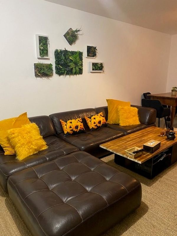 Une chambre privée au milieu d'un appartement très verdoyant